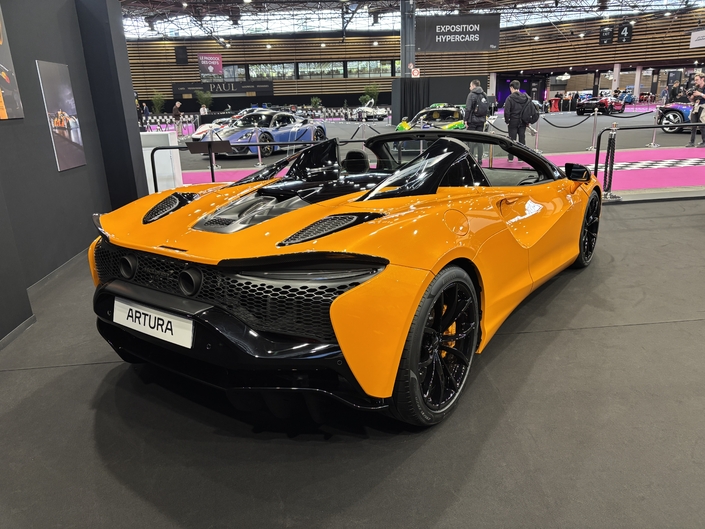Le V6 bi-turbo de 3,0 litres développe 605 chevaux et permet d’abattre le 0 à 100 km/h en 3,0 secondes. La V-Max atteint 330 km/h.