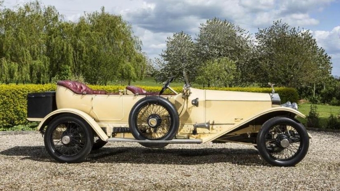 Une Rolls-Royce ayant servi de salle d'opération mise en vente chez Bonhams