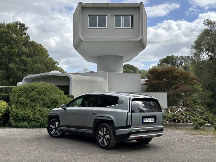 Le Hyundai Ioniq 9 est un SUV électrique qui aime les grandes familles