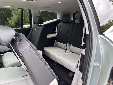 Le Hyundai Ioniq 9 est un SUV électrique qui aime les grandes familles