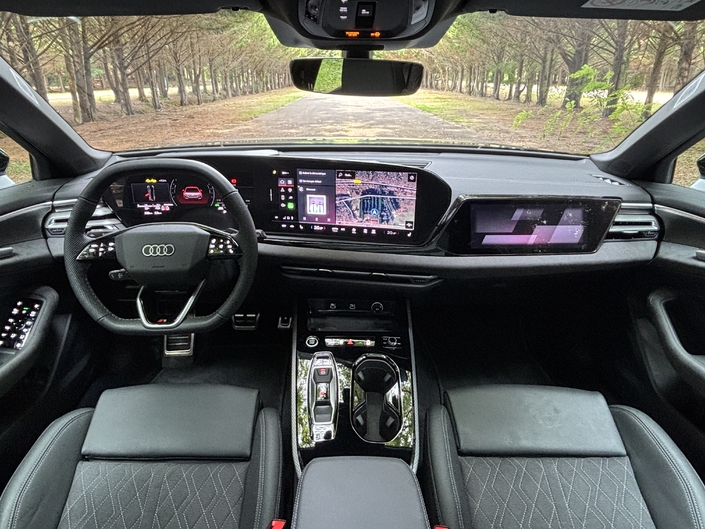 L'A5 reprend le cockpit de dernière génération d'Audi. La présentation est moderne et malgré une ergonomie moyenne, le système s'avère réactif et truffé de fonctionnalités.