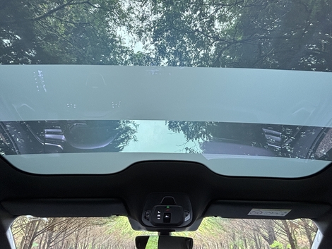 Un toit panoramique à opacification électrique est disponible en option à 2 250 €.