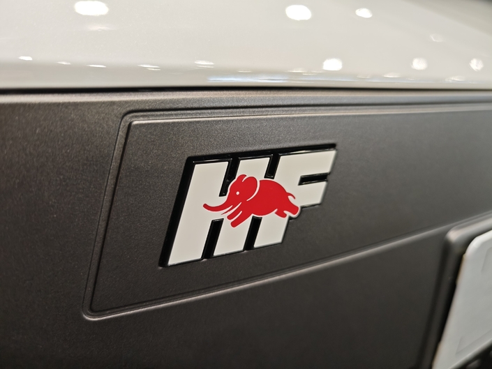 Le logo HF, pour Haute-fidélité, avec son éléphant rouge, est apposé sur les versions les plus sportives des modèles Lancia.