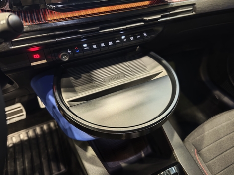 Cette grande tablette circulaire au pied de l'écran multimédia me semble juste beaucoup trop grand, et dénature les lignes de l'habitacle à mon sens, malgré un indéniable côté pratique.