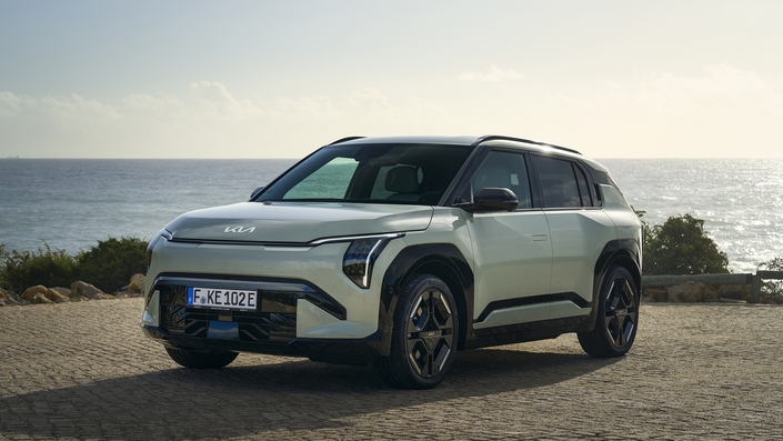 Rival du Peugeot e-2008, l'EV3 réclame au minimum 35 990 €. 