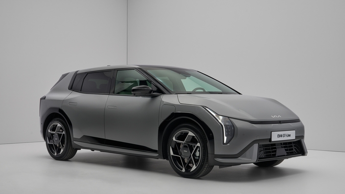 Design élancé gage de bonnes autonomies, fabrication en Europe propice à des aides gouvernemental : la berline EV4 devrait attirer les badauds. Prix d'appel : 38 290 €.