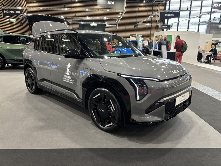 Rival du Peugeot e-2008, l'EV3 réclame au minimum 35 990 €.