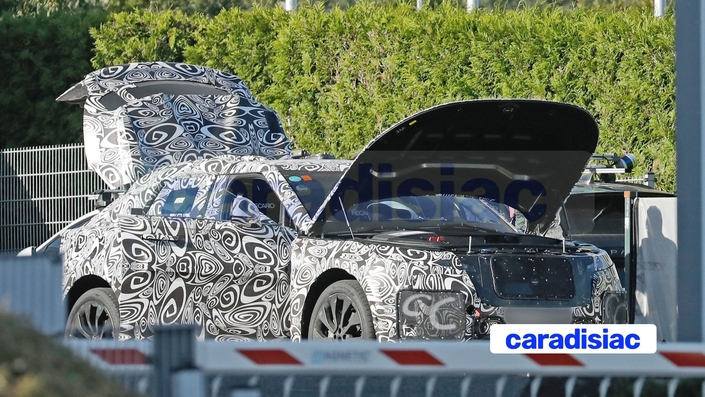 Capot et coffre ouverts, le Range Rover Velar est dans l’attente d’emprunter la célèbre piste de la Nordschleife. Ce modèle électrique utilise la nouvelle plateforme EMA à architecture 800 volts.