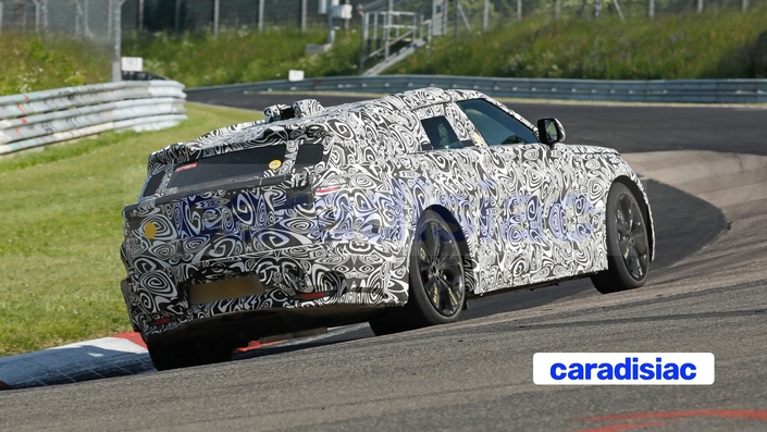 Véhicule performant sur la terre, le Velar électrique l’est tout autant sur la piste du Massif de l’Eifel, les passages à haute vitesse immortalisés par nos chasseurs de scoop sont là pour le confirmer.