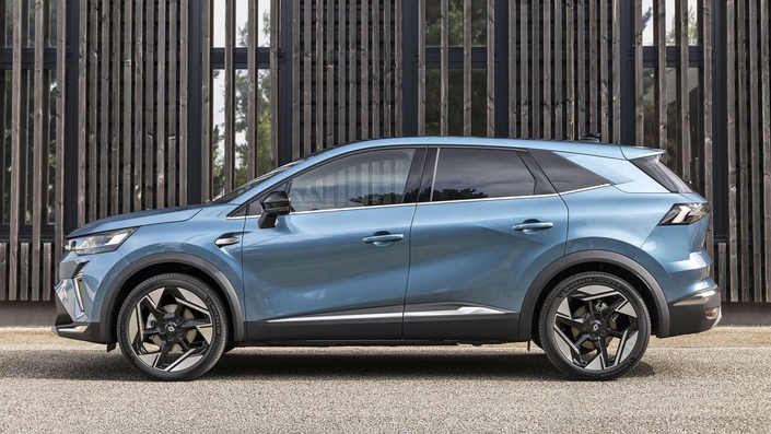 Afin de conserver un haut niveau de production et de faire progresser ses ventes, Renault a créé un Renault Captur « allongé », le Renault Symbioz. Un modèle taillé sur mesure pour une petite famille qui ne veut pas ou ne peut investir dans un Renault Austral. © Renault