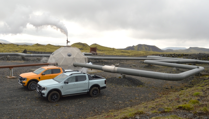 Les deux Ranger PHEV Wildtrak et Stormtrak, sous le ciel d'Islande.