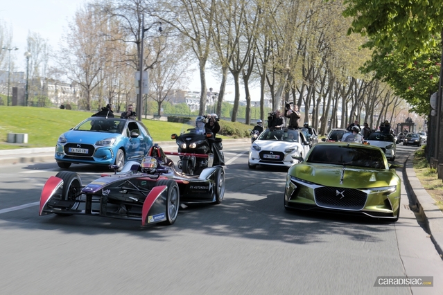 La Formule E DS Virgin Racing suivie dans les rues de Paris par une meute de journalistes. A ses côtés, le concept E-Tense.