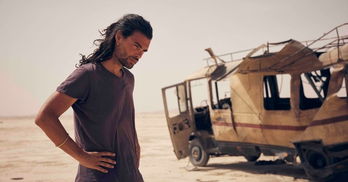 le réalisateur Oliver Laxe sur le tournage de Sirat.