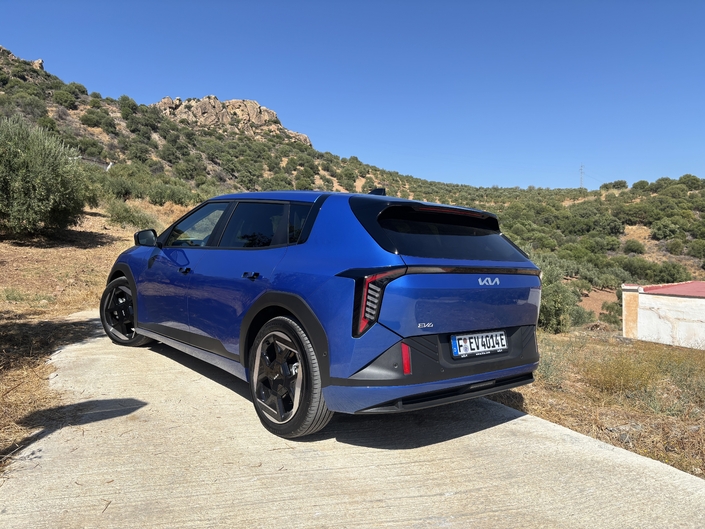 Avec 4,43 m de long, l'EV4 est 17 cm plus longue qu'une VW I.D3, et 6 cm plus longue qu'une Peugeot e308. Le style est osé avec des ailes galbées mais plissées et dotées d’extensions rectilignes, un capot plongeant, et de larges custodes ornées d’un bandeau noir qui ceinture le pavillon.