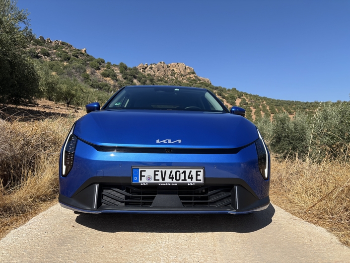 La nouvelle Kia EV4 risque de faire très mal aux Peugeot e-308 et Renault Mégane !