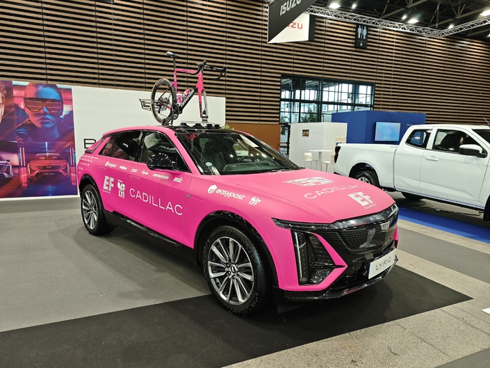 Cadillac est présent au salon de Lyon avec son impressionnant Vistiq et un Lyriq rose