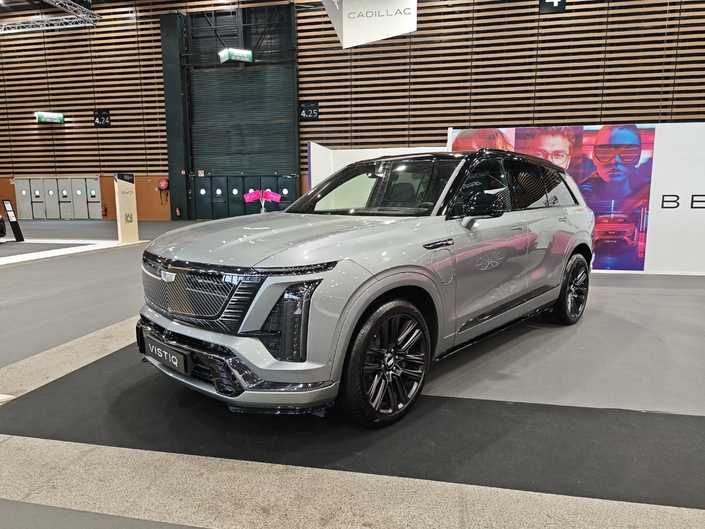 Cadillac est présent au salon de Lyon avec son impressionnant Vistiq et un Lyriq rose