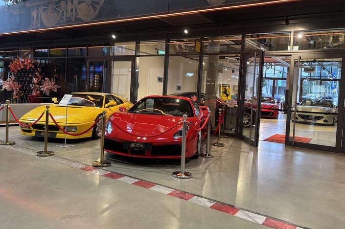 Vingt-six ans séparent la Ferrari 348 de cette 488 GTB.