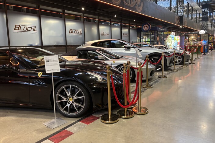Ferrari California, F430 Spider, Purosangue et 612 Scaglietti, voici un beau parc de véhicules d'occasion.