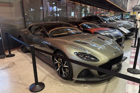 Aston Martin n'est pas en reste avec un choix confortable.