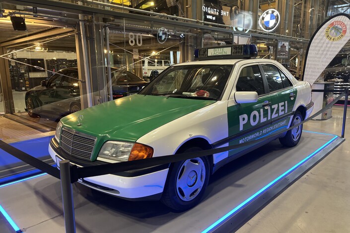 Ce lieu permet des rencontres étonnantes, ici une Mercedes Classe C (W202) de la Polizei.