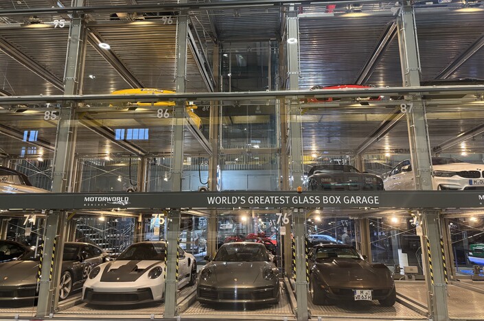 Voici les garages vitrés abritant de véritables pépites. Au rez-de-chaussée trois Porsche 911 dont une GT3 RS en plus d'une Chevrolet Corvette C3. Au-dessus de cette dernière, une magnifique Alpina Roadster Limited Edition basée sur la Z1 dort paisiblement, un modèle produit à seulement 66 exemplaires.