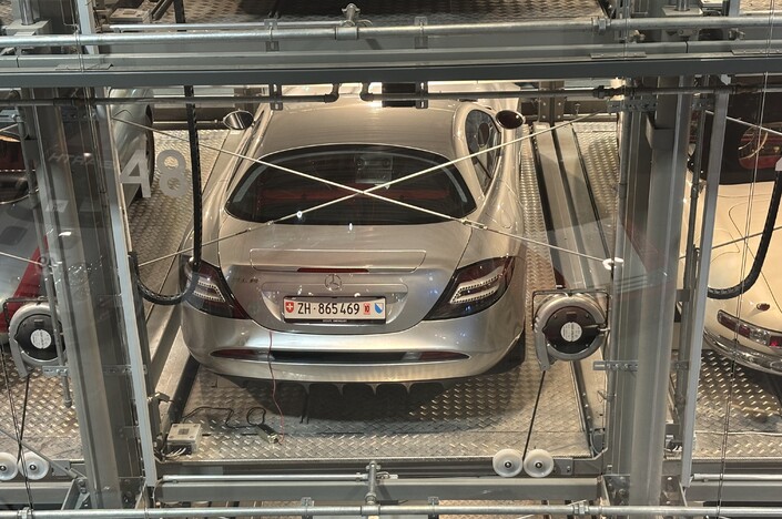 Terminons cette petite visite par une Mercedes SLR aux côtés d'une 190 SL Roadster.
