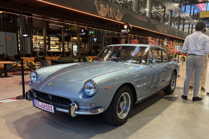 Le lettrage rouge de la plaque d'immatriculation de cette Ferrari 330 GT 2+2 n'est sans doute pas un hasard puisqu'elle a été présentée au Salon de Bruxelles en 1964.