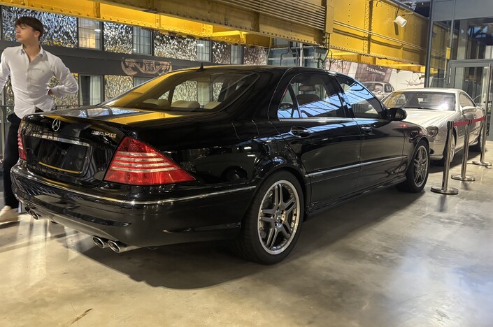 Ici deux Mercedes Classe S (C220 et W220) dont une V12 AMG s'il vous plaît.
