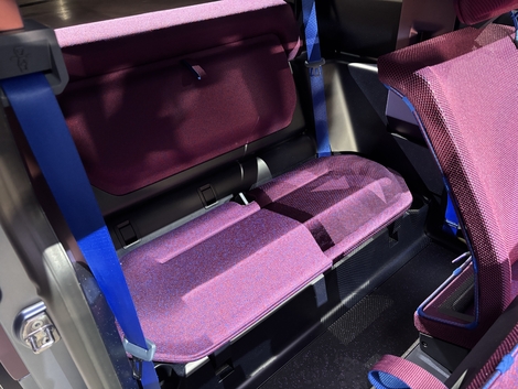 Les deux places arrière sont presque confortables mais surtout, elles permettent d'accueillir deux adultes sans difficulté.