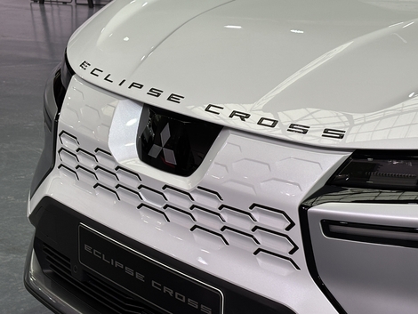 La calandre est bien différente de celle du Scénic. Le logo Eclipse Cross sur le capot est un accessoire.