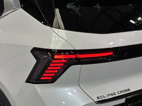 La forme des feux est similaire à celle du Scénic mais la signature lumineuse est bien distincte.