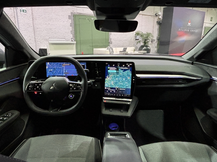Le Mitsubishi reprend l'aménagement intérieur du Scénic.