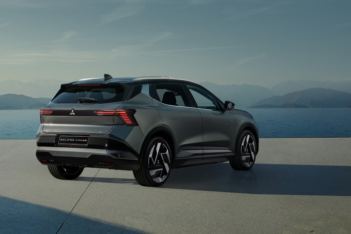 Long de 4,47 m, cet Eclipse Cross viendra concurrencer le Peugeot E-3008, le Volkswagen ID.4, le Skoda Enyaq et bien sûr le Renault Scénic.