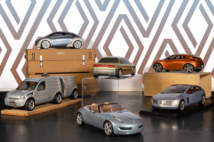 Au premier plan, une maquette du concet car Renault Wind présenté en 2004. Au-dessus, la Renault Mégane exposée en 1988 au salon de Paris.