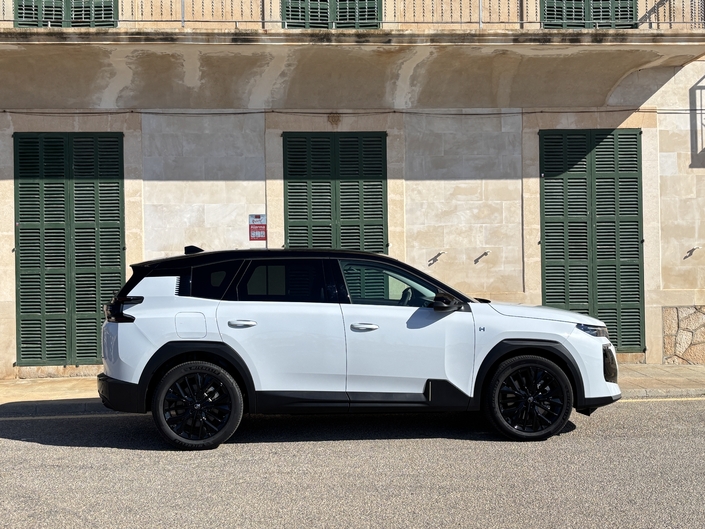 Le C5 Aircross mesure désormais 4, 65 m de long et fait partie des grands SUV compacts. Il se démarque aussi par son toit contrasté et sa chute de pavillon arrière.
