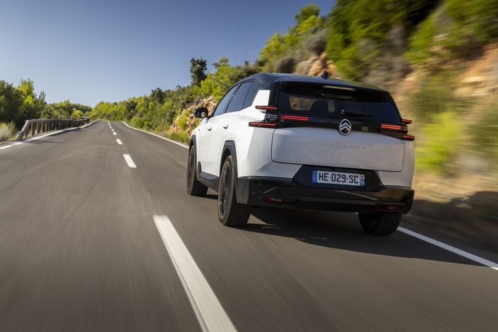À peine 70 km parcourus en 100 % électrique. La motorisation hybride rechargeable ne nous a pas convaincus.