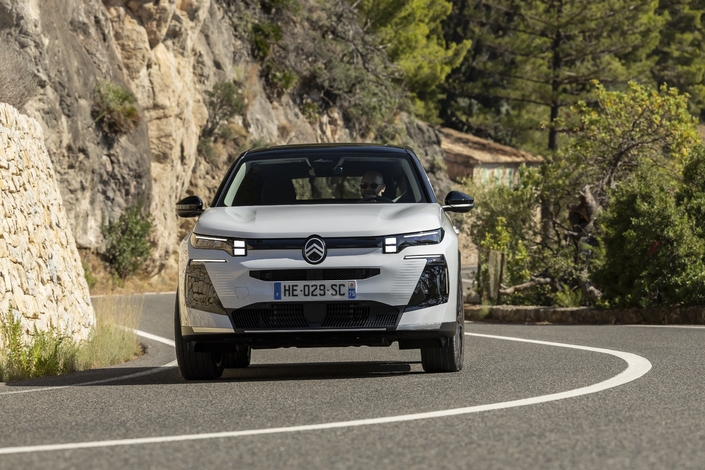 Les consommations en carburant sont dans la moyenne avec un 3,5 l/100 km en mode hybride et 6,8 l/100 km une fois les batteries vides.