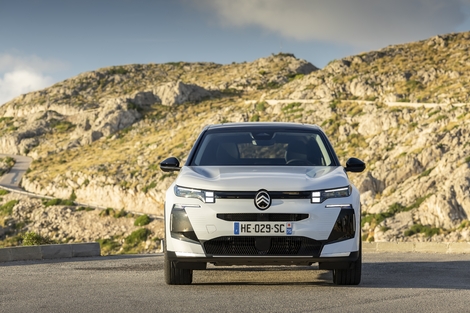 Le SUV adopte la nouvelle face avant de la marque composée d’optiques effilées et de feux de jour en forme de carrés.