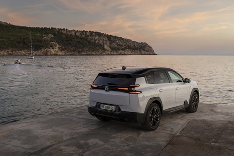 La partie arrière se démarque par des optiques en relief très proches du concept-car.