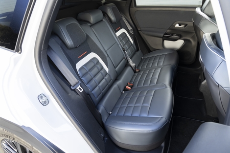 Le C5 Aircross troque ses 3 sièges indépendants pour une banquette. L’espace à l’arrière est en progrès..