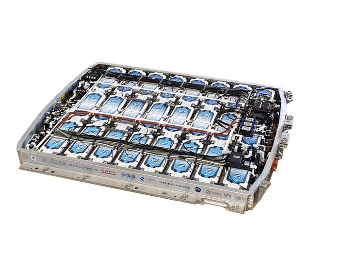 La batterie « Ibis » est présentée comme compatible avec tout type de recharge, de 7 à plus de 200 kW en courant alternatif, et de 400 à 1200 V en courant continu. Elle peut aussi servir de générateur d’énergie (AC et DC), dans l’optique d’un usage stationnaire après une première vie "automobile".