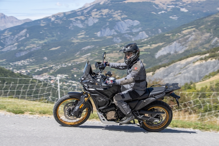 La Voge 800 DS Rally est au niveau de la Yamaha Ténéré, tout en étant mieux équipée et beaucoup moins chère