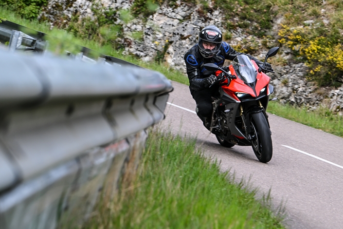La QJ Motor SRK 600 RS est-elle le bon équilibre pour une sportive de tous les jours ?