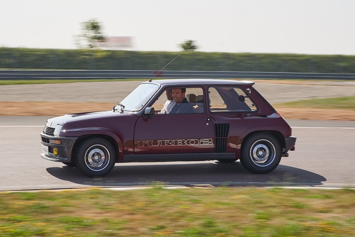 La Renault 5 Turbo 2, mythe des années 80. Le modèle que nous avons pu essayer, tout droit sorti des réserves Renault, est l'un des derniers exemplaires produits.