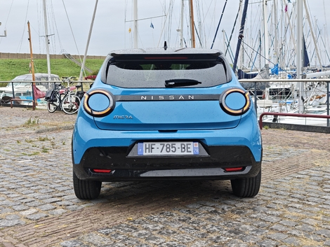 Impossible de confondre la poupe avec celle de la Renault. On retrouve la forme en cercle pour les feux. L'idée du bandeau noir qui les relie est piquée à la R5.