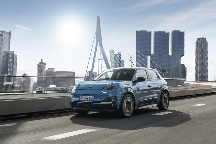 La consommation mixte sur notre essai, avec un parcours mêlant ville, route de campagne à 80 et autoroutes à 100/110 km/h, s'est établie à 14,7 kWh. Soit un peu plus de 350 km d'autonomie. En ville, on tombe à 12,7 kWh.