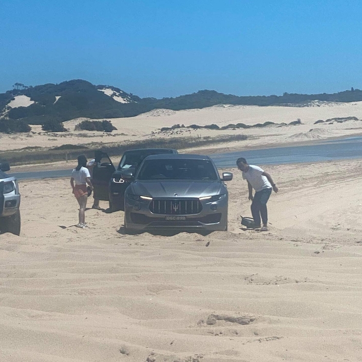 Il bloque son Maserati Levante sur une plage australienne