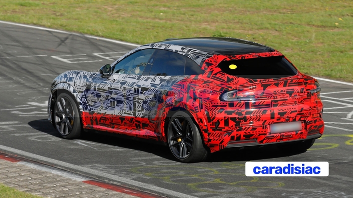Ce nouveau SUV chinois se distingue par de larges passages de roues, une garde au sol abaissée et un camouflage original. Après la berline Xiaomi SU7 Ultra détentrice du record de la berline la plus rapide sur Nordschleife, c’est le deuxième modèle que la marque Xiaomi développe sur le Nürburgring.