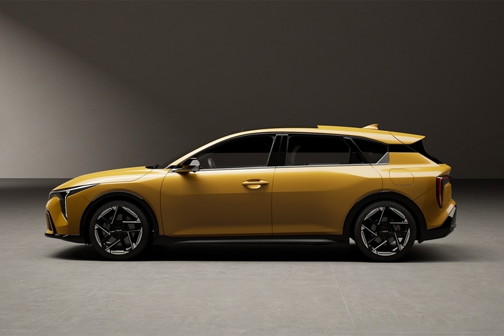 La Kia K4 fait figure de grande berline sur le segment C.